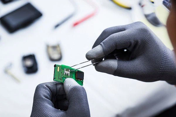 Jak hrají antistatické rukavice používané v elektronické dílně antistatickou ...